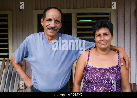 Coppia cubana pausa davanti alla loro casa in legno in Vinales, Pinar del Rio Provincia, Cuba. Foto Stock