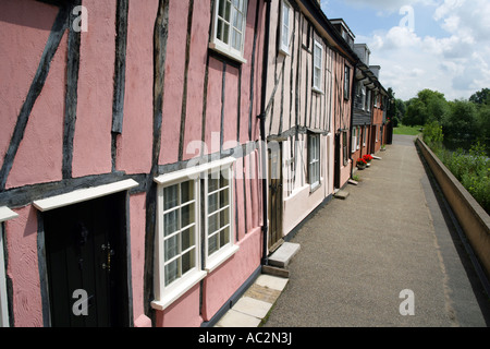 La struttura di legno cottages dal fiume Colne, Colchester Essex East Anglia England Regno Unito Foto Stock