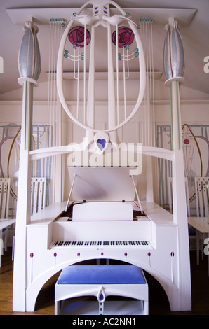 Elaborare white pianoforte nella sala di musica in casa per un amante dell'arte da Charles Rennie Mackintosh a Glasgow Foto Stock