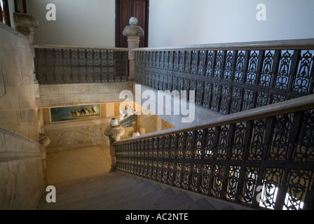 Scala all'interno del Palacio del Valle sulla Punta Gorda, Cienfuegos, Cuba. Foto Stock