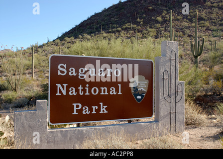 Segno di ingresso per il parco nazionale del Saguaro, Arizona, Stati Uniti d'America, con Cacti in background Foto Stock