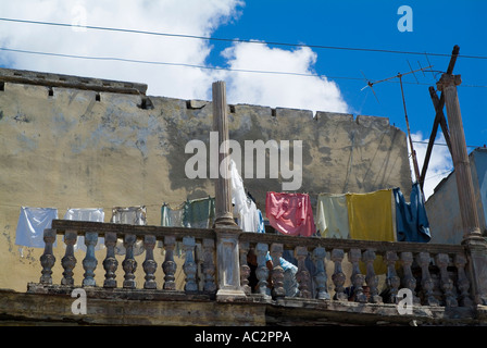 Biancheria in asciugatura su un balcone danneggiato Cienfuegos Cuba Foto Stock