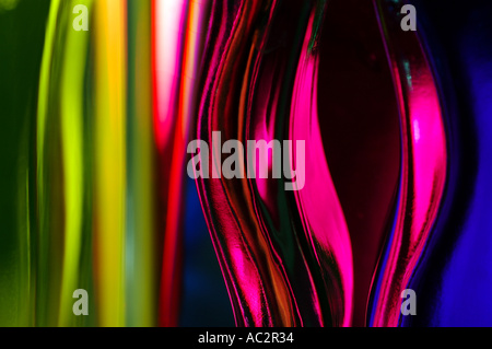 Abstract forme verticali in verde e vetro rosso Foto Stock