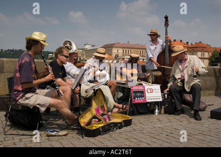 Originale di Praga Syncopated Orchestra musicista di strada sul Ponte Carlo a Praga Repubblica Ceca Foto Stock