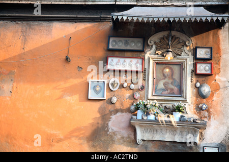 Fotografia di viaggio Italia Roma Rom Roma Maria lungo Via delle Botteghe Oscure parete arancione cattolica strade Foto Stock