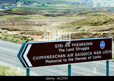 Cartello per la terra di lotta, memoriale per gli eroi di Loch, isola di Lewis, Ebridi Esterne, Scotland, Regno Unito Foto Stock