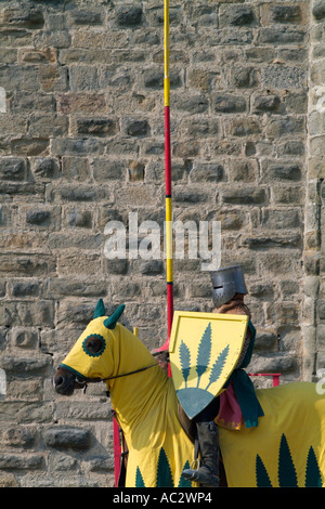 Cavaliere medievale sul suo cavallo durante una mostra in Carcassonne, Francia. Foto Stock