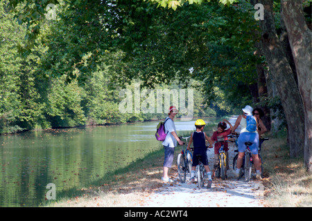 In Francia nei pressi di carcassonne famiglia mountain bike sul Canal du midi Foto Stock