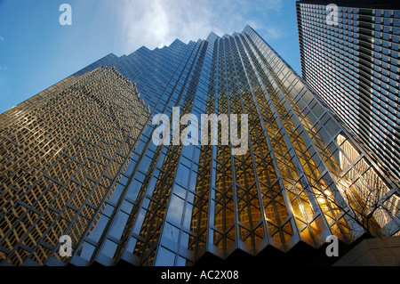Guardando verso l'alto alto banca d'oro delle torri a Toronto Foto Stock
