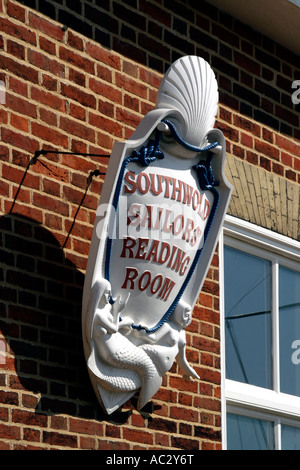 Segno sulla parete al di fuori dei marinai Sala Lettura a Southwold Suffolk East Anglia UK Foto Stock