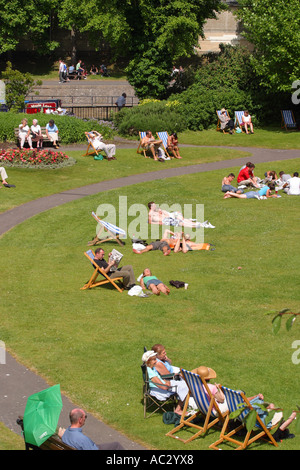 Vasca da bagno Parade Gardens ai visitatori di rilassarsi nelle sedie a sdraio nel giardino pubblico su estati soleggiate giorno Bath Somerset Inghilterra Foto Stock