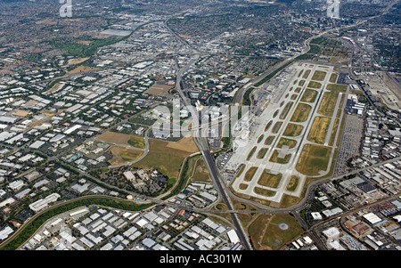 Antenna dell'aeroporto di San Jose, con il Bayshore Freeway (autostrada 101) alla sua sinistra e il centro cittadino di San Jose, CA in background Foto Stock