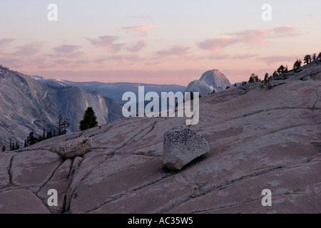 Mezza Cupola come si vede dal punto Olmsted, Yosemite National Park, California, Stati Uniti d'America Foto Stock