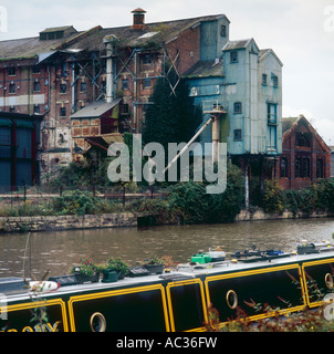 Magazzino abbandonati sulla riva del canale di nitidezza a Gloucester in Inghilterra Foto Stock