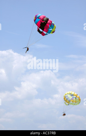 Para marinai salire lungo la spiaggia di Playa del Carmen, Messico. Foto Stock