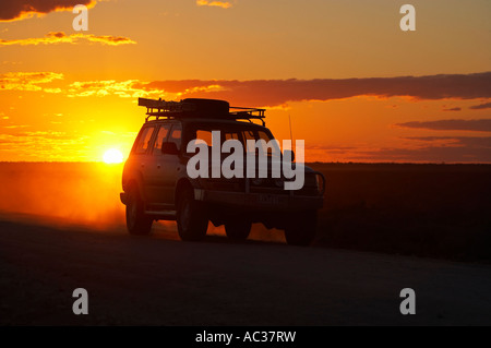 Toyota Landcruiser al tramonto Mungo National Park Outback Nuovo Galles del Sud Australia Foto Stock