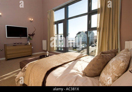 Camera da letto con vista sul mare in un appartamento moderno sviluppo Foto Stock