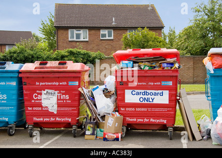 Traboccante di riciclaggio dei rifiuti il punto in Oxfordshire alloggiamento 7 station wagon Foto Stock