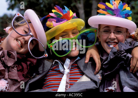 Tre giovani ragazze vestite da clown per il Festival Tintamarre Acadien in Caraquet Foto Stock