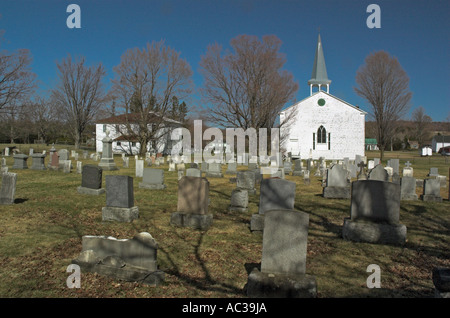 La chiesa e cimitero in un affascinante villaggio di Hartley in Eastern Townships Quebec Foto Stock
