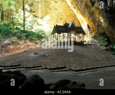 Royal Pavilion Tham Phraya Nakorn Grotta Khiri Prachuap Khiri Khan come la luce del sole comincia a colpire la grotta Foto Stock