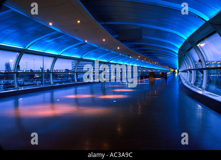 Blu escalator di transito che corre tra i terminal aeroportuali all'Aeroporto Internazionale di Manchester, Inghilterra, Regno Unito Foto Stock