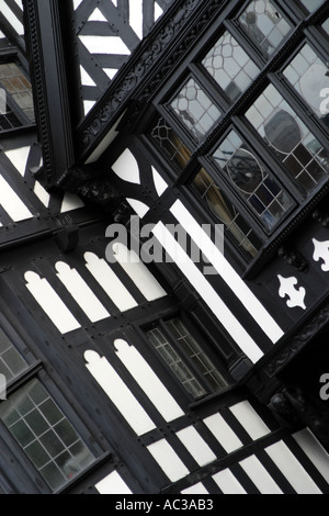 In bianco e nero di edifici di legno nella storica città di Chester in Inghilterra risalente all'epoca Tudor Foto Stock