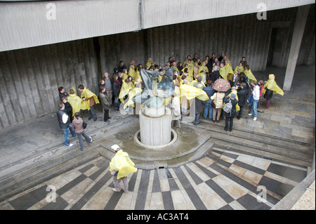 Baazon Brock che istituisce un nuovo oracle al Dionysos Fontana a Colonia (Germania) Foto Stock