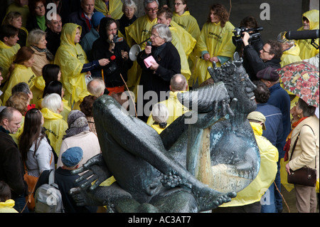 Baazon Brock che istituisce un nuovo oracle al Dionysos Fontana a Colonia (Germania) Foto Stock