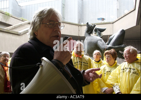 Baazon Brock che istituisce un nuovo oracle al Dionysos Fontana a Colonia (Germania) Foto Stock