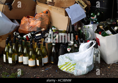 Il riciclaggio del vetro del punto di raccolta degli scomparti di troppo pieno Foto Stock