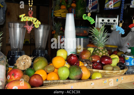 Bar con frutta fresca frullatori e bicchieri per frullati o Rum cocktails Nassau Bahamas Foto Stock