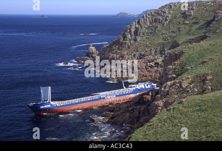 Nave naufragata intonacato con uno slogan politici nelle vicinanze del Lands End Cornwall Gran Bretagna Foto Stock