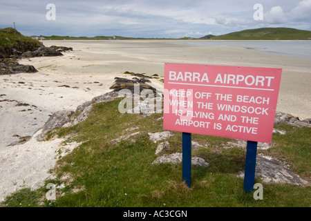 Barra aeroporto firmare con la spiaggia dove gli aerei che atterrano e decollano a bassa marea Foto Stock