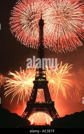 14 luglio fuochi d'artificio illuminano il cielo notturno sopra la Torre Eiffel Parigi Francia Foto Stock