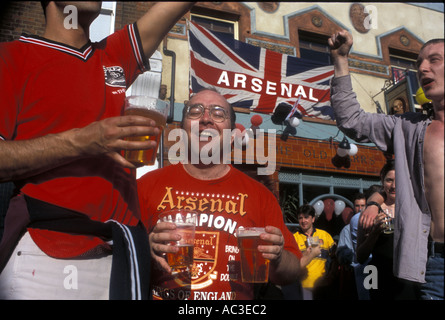 Nel Regno Unito i tifosi dell'ARSENAL celebrare la vittoria sul MANCHESTER UNITED nella finale di FA Cup Londra 1998 Foto Julio Etchart Foto Stock