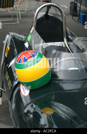 Casco seduto sul corpo di lavoro di Lotus auto Racing ad Oulton Park Motor Racing circuito Cheshire England Regno Unito Regno Unito Foto Stock