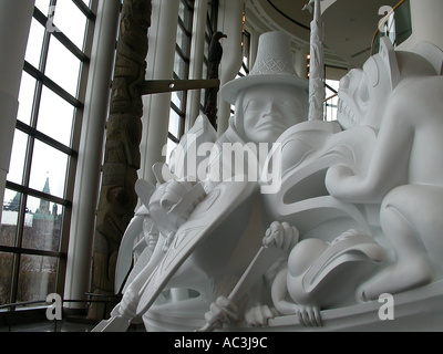 Sculture native nel Museo dell'uomo Hull Quebec Ottawa con il Palazzo del Parlamento Foto Stock