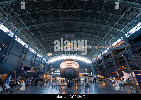 Lo space shuttle Enterprise presso lo Smithsonian, il Museo Nazionale dell'aria e dello spazio di Steven F. Udvar-Hazy Center. Foto Stock