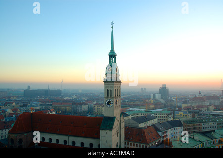 Germania Baviera Bayern Monaco di Baviera Marienplatz Peterskirche St Foto Stock