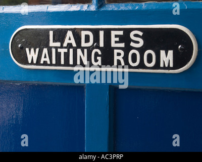 Il dipinto di blu porta di legno e segno per le signore in sala d'attesa, Quorn Stazione presso la Grande Stazione Centrale, Leicestershire Foto Stock