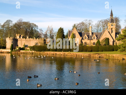 Una vista di fronte lago a fort a Newstead Abbey nel Nottinghamshire, Regno Unito Foto Stock