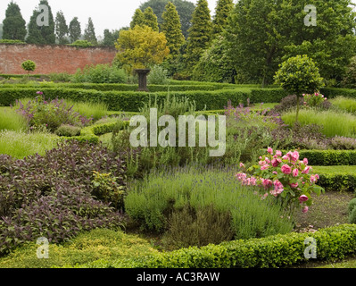 Il bel tempo primaverile giardini presso il Newstead Abbey nel Nottinghamshire, Regno Unito Foto Stock