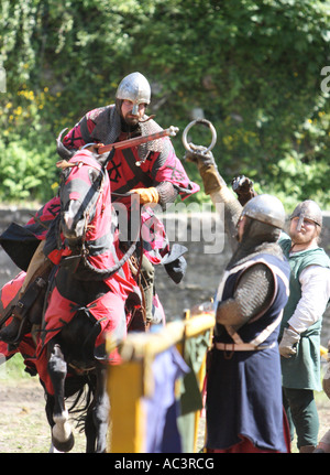 Cavaliere montato nella specialità lancia la concorrenza a Koenigstein Taunus Germania torneo di cavalieri 2007 Foto Stock