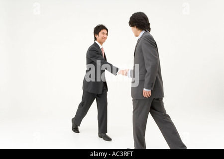 Due imprenditori stringono le mani Foto Stock