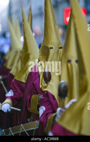 I penitenti incappucciati di tamburi, Pasqua processione religiosa, Semana Santa, la Settimana Santa, Bilbao, Spagna. Foto Stock