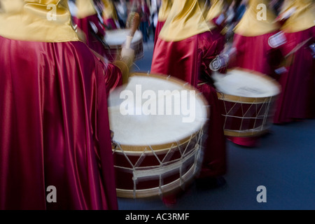 I penitenti di tamburi, Pasqua processione religiosa, Semana Santa, la Settimana Santa, Bilbao, Spagna. Foto Stock