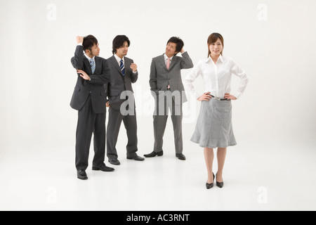 Imprenditrice e tre uomini di affari Foto Stock
