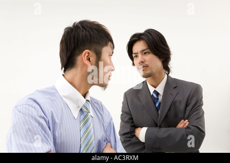 Due imprenditori vistosa a ciascun altro Foto Stock
