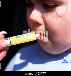 Ragazza giovane assunzione di medicina modello rilasciato Foto Stock